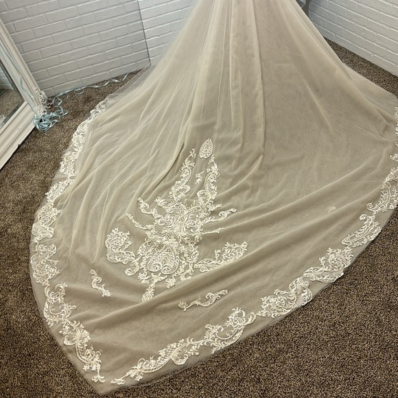 Isabella Talya Ivory Wedding Dress Fit & Flare with Train Size 0 - Picture 13 of 16